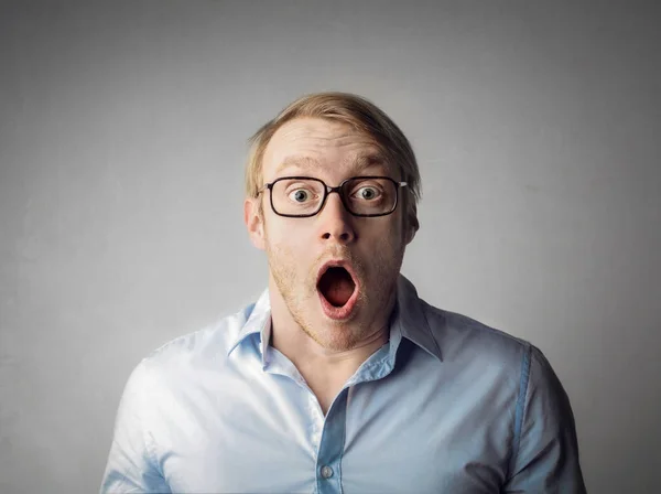 Empresário com óculos sendo surpreendido — Fotografia de Stock