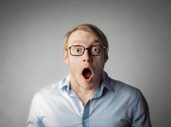 Homme d'affaires avec des lunettes étant surpris — Photo