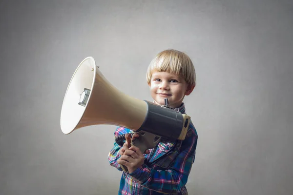 Niño pequeño sosteniendo un megáfono grande —  Fotos de Stock