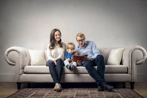 Eltern lesen ihrem Kind Geschichten vor — Stockfoto