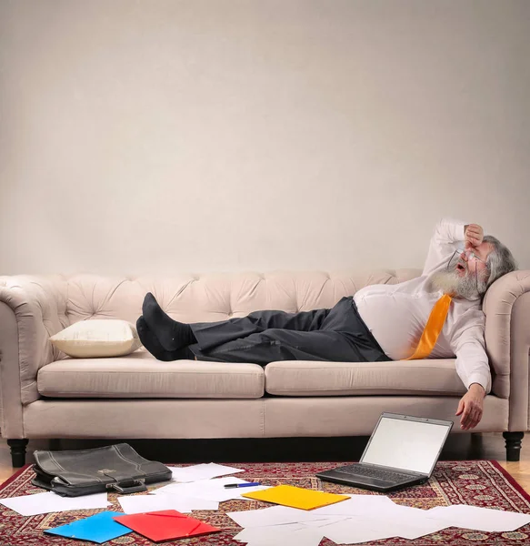 Alter Geschäftsmann schläft auf der Couch — Stockfoto