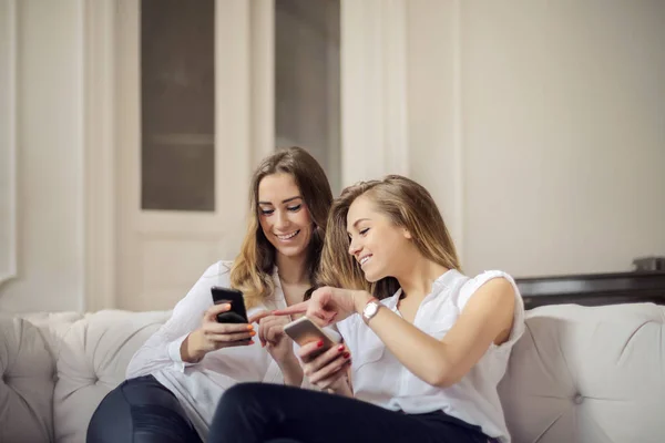 2 meninas loiras falando no sofá — Fotografia de Stock