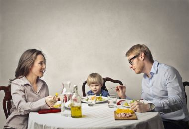 Anne ve oğlu masada yemek