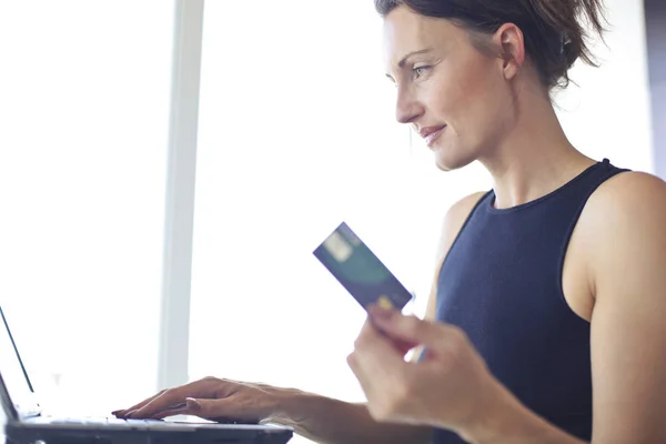 Morena mujer de compras con tarjeta de crédito — Foto de Stock