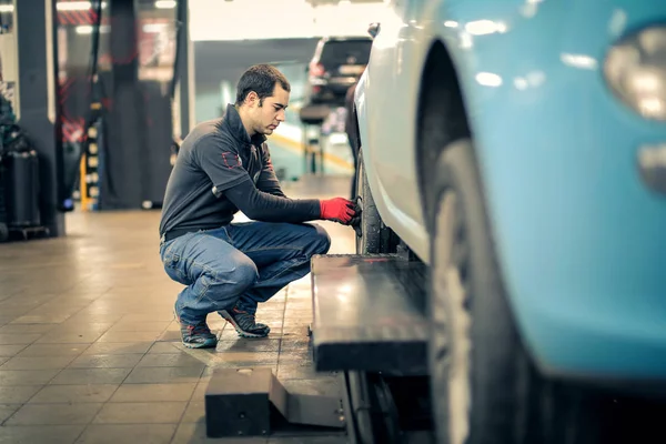 Mechanic man working on a car — Stock Photo, Image
