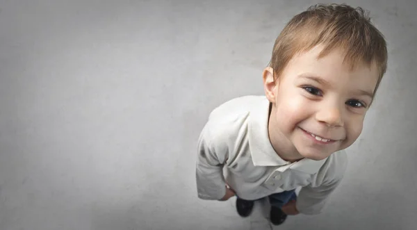 Niño feliz mirando al revés dentro —  Fotos de Stock