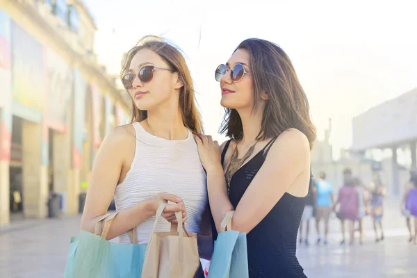 2 девушки с сумками для покупок — стоковое фото
