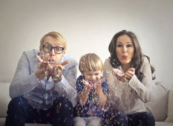 Anne ve çocuk içinde konfeti üfleme — Stok fotoğraf