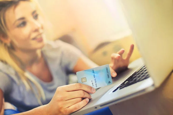 Ung kvinna handla online med kreditkort — Stockfoto