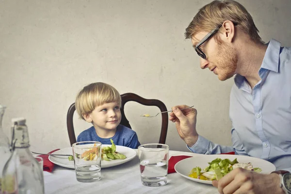 父が彼の息子に食べ物を与える — ストック写真