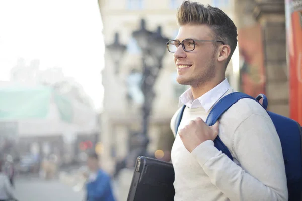 Молодий чоловік в окулярах на вулиці — стокове фото