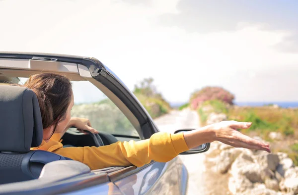 Mulher dirigindo carro na natureza — Fotografia de Stock