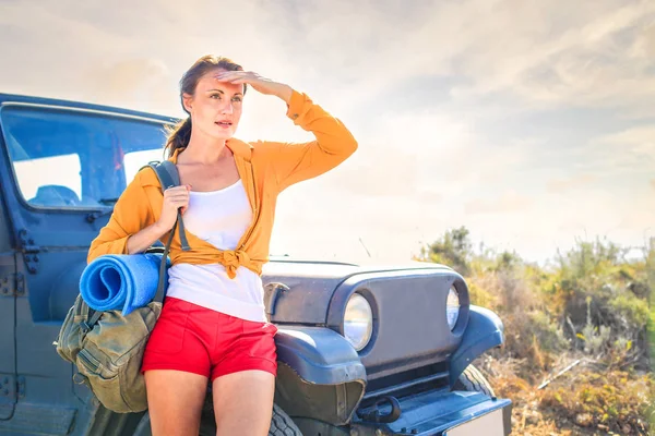 Femme de randonnée debout à côté de la voiture — Photo