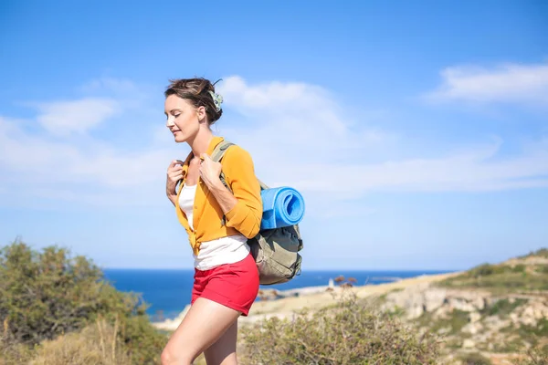 Jovem morena caminhadas na natureza — Fotografia de Stock