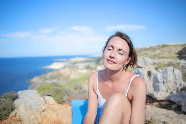 Vrouw genieten van de zon in de natuur — Stockfoto