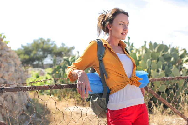 Jonge vrouw wandelen in de natuur — Stockfoto