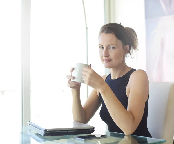 Brunette zakenvrouw met koffie binnen — Stockfoto