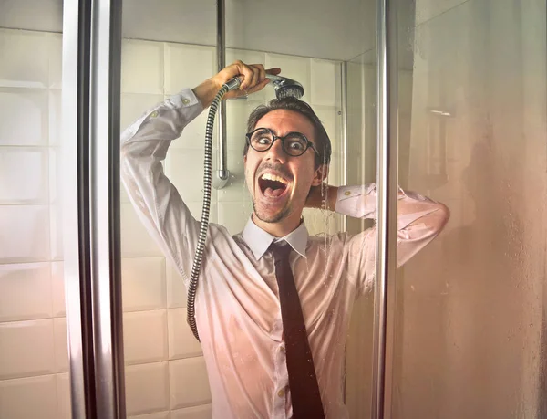 Uomo d'affari doccia in vestiti — Foto Stock