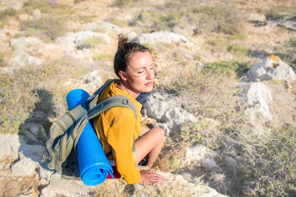 Jonge vrouw wandelen in de natuur — Stockfoto