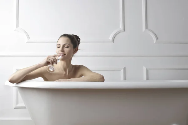 Donna in Bagno con Champagne — Foto Stock