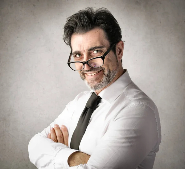 Geschäftsmann mit Brille wirkt selbstbewusst — Stockfoto