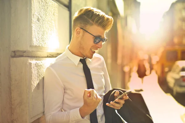 Blonder Geschäftsmann glücklich in der Stadt — Stockfoto