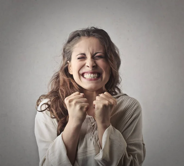 Mulher morena bonita sendo muito feliz — Fotografia de Stock