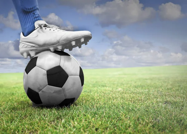 Jogador de futebol pisando na bola — Fotografia de Stock