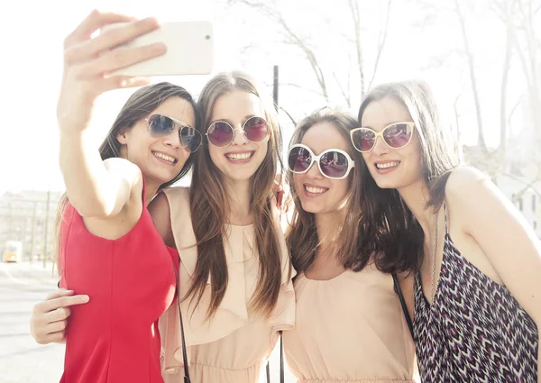 4 unga kvinnor som tar en selfie utanför — Stockfoto