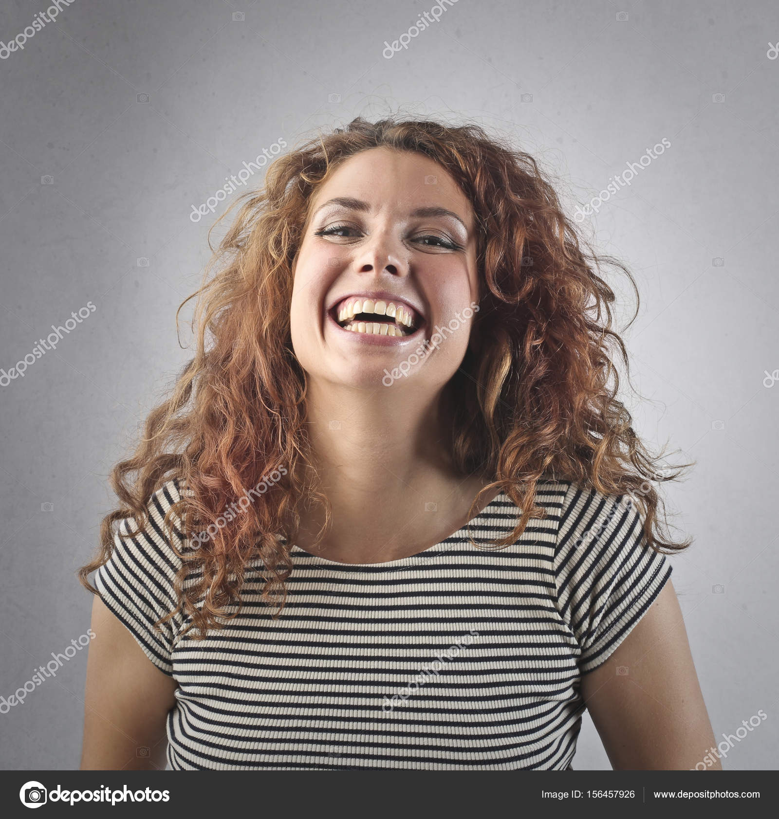 Hübsche Frau Lächelt