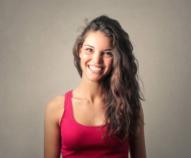 Esmer kadın odada gülümseyen