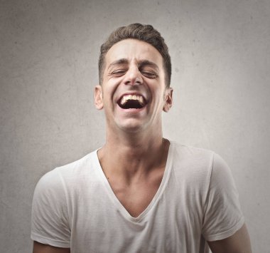 İçinde gülen yakışıklı adam 