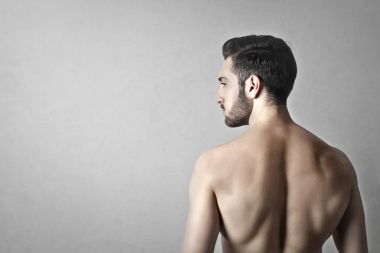 Sakallı gömleksiz adam arka