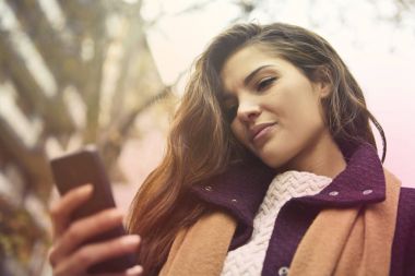 esmer kadın onun telefon arıyor