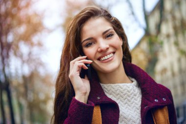 Evet genç esmer kadın