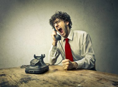 Retro telefonla konuşurken bağırıp işadamı