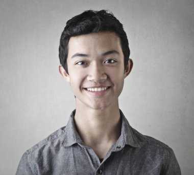 Asyalı erkek gülümseyen