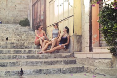 şehirde oturan 3 şık kadın