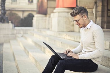 Dizüstü bilgisayarda çalışan iş adamı 