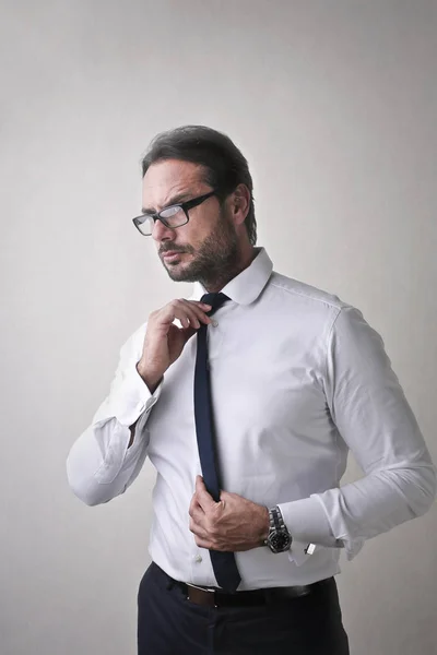 Guapo hombre de negocios posando en corbata dentro — Foto de Stock