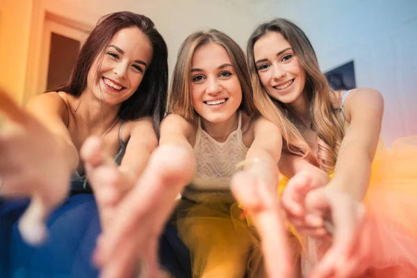 3 junge Frauen, die dir die Hand reichen — Stockfoto