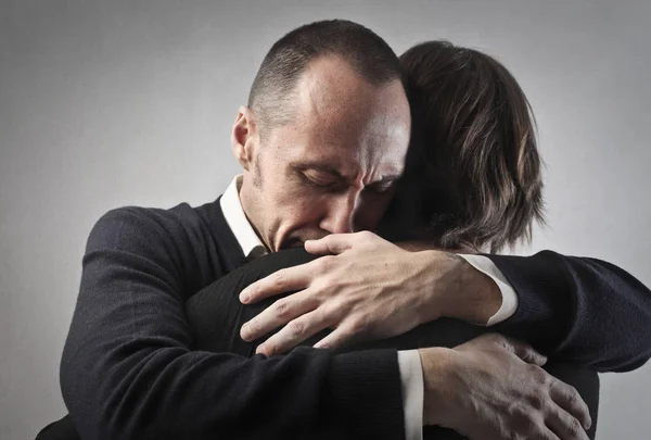 2 empresários amigos abraçando uns aos outros — Fotografia de Stock