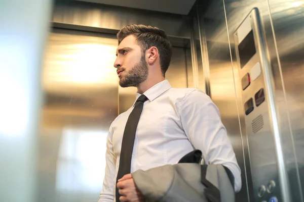 Homem de negócios barbudo no elevador — Fotografia de Stock