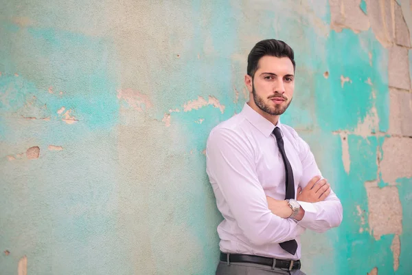 Empresario barbudo de pie frente a la pared azul — Foto de Stock