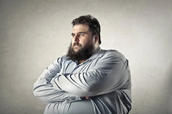 Homem obeso cruzando seus braços dentro — Fotografia de Stock