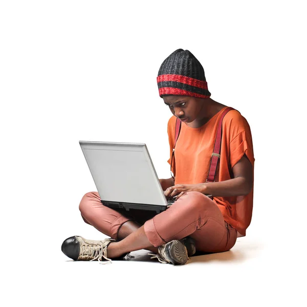Nerdy donna nera guardando computer portatile — Foto Stock