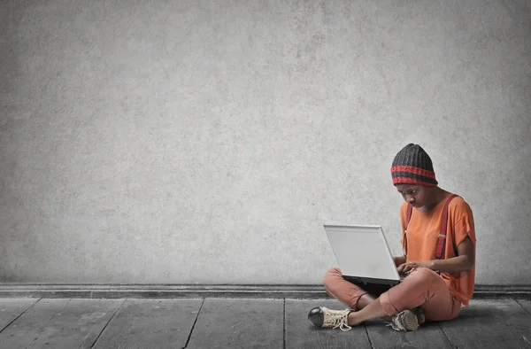 Nerdy schwarze Frau arbeitet in Laptop — Stockfoto