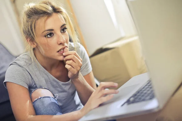 Mulher loira estressada na frente do laptop — Fotografia de Stock