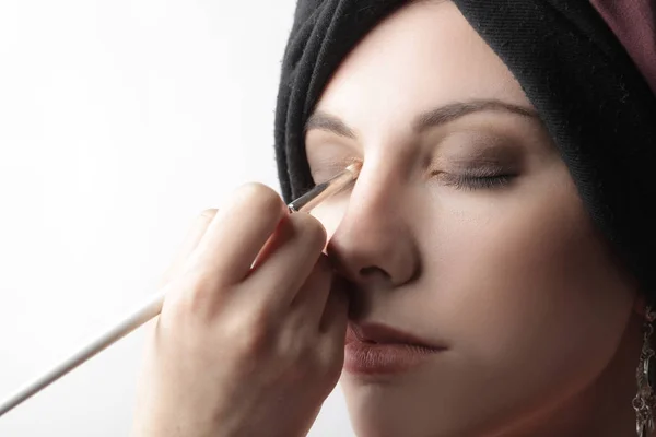 Woman doing her makeup — Stock Photo, Image