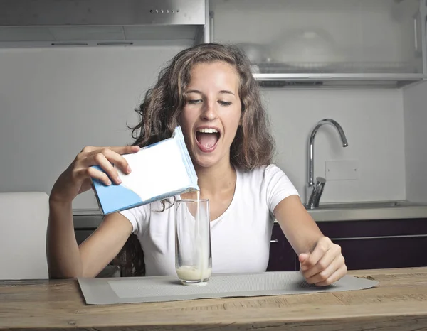 牛乳を飲む若い女性 — ストック写真